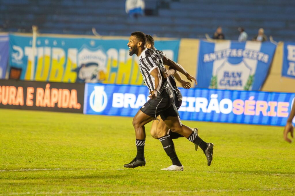 Sequência de vitórias dá “moral e confiança” ao Ceará, diz Willian Maranhão