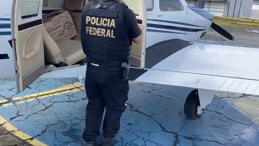 Avião de tio de Damares Alves é apreendido com 290 kg de maconha