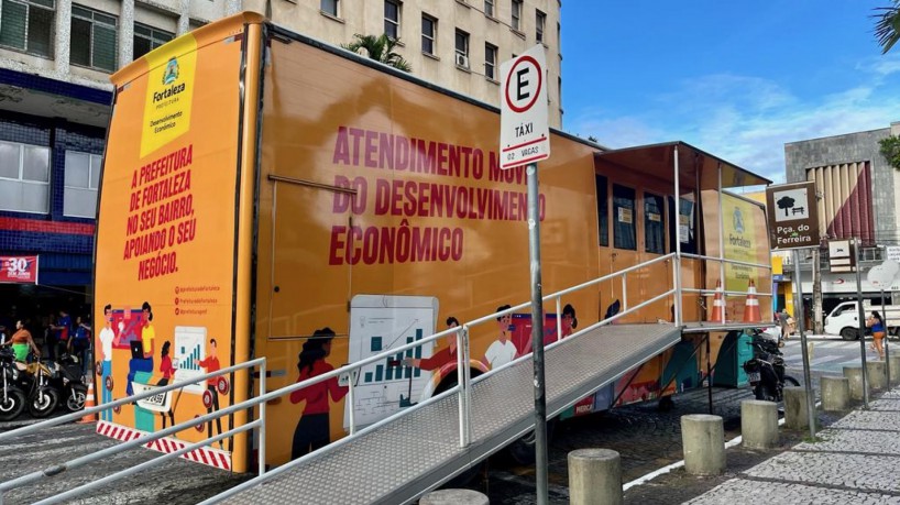 Unidade Móvel do Desenvolvimento Econômico realiza atendimentos gratuitos na Praça do Ferreira