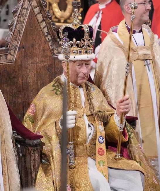 Rei Charles III é coroado em cerimônia na Abadia de Westminster