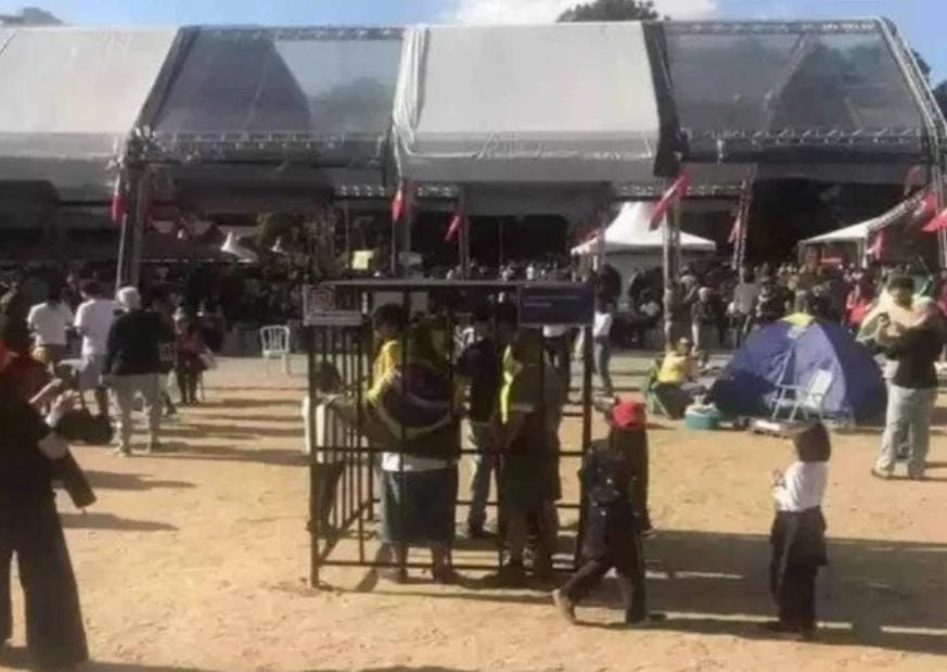 Feira do MST simula cela de cadeia com bolsonaristas