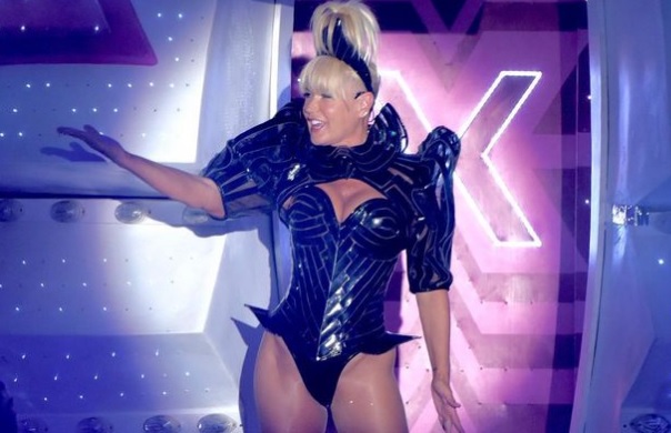 Banda internacional Haim homenageia Xuxa em show no Rio de Janeiro