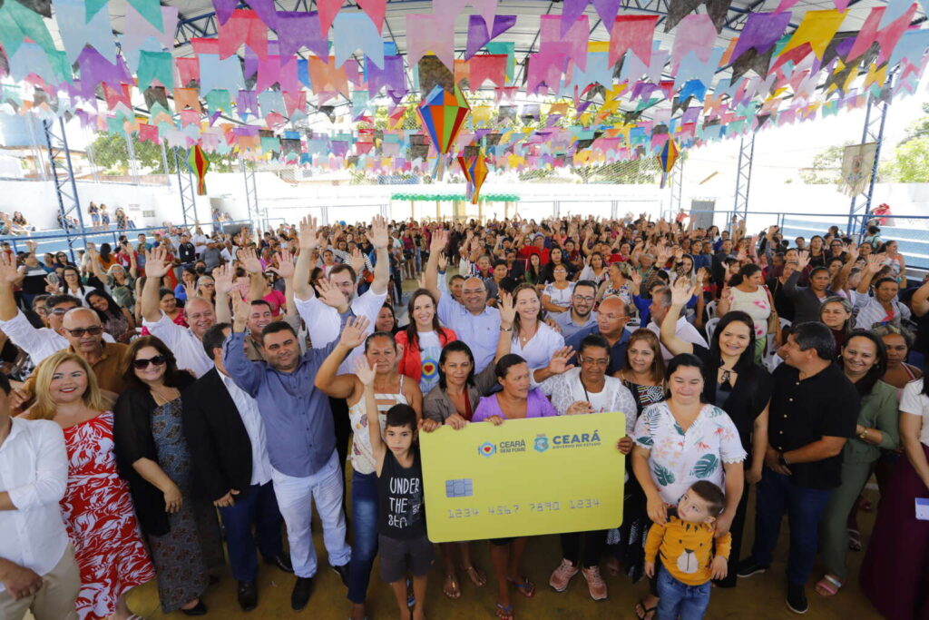 Beneficiários recebem cartões Ceará Sem Fome em mais três cidades cearenses