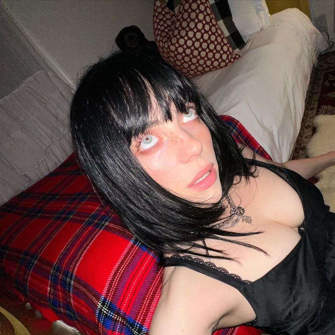 Billie Eilish chama atenção ao aparecer de biquíni em foto raríssima.