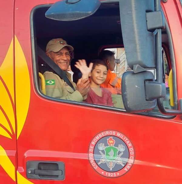 Bombeiros realizam sonho de criança com aniversário surpresa no interior do Ceará