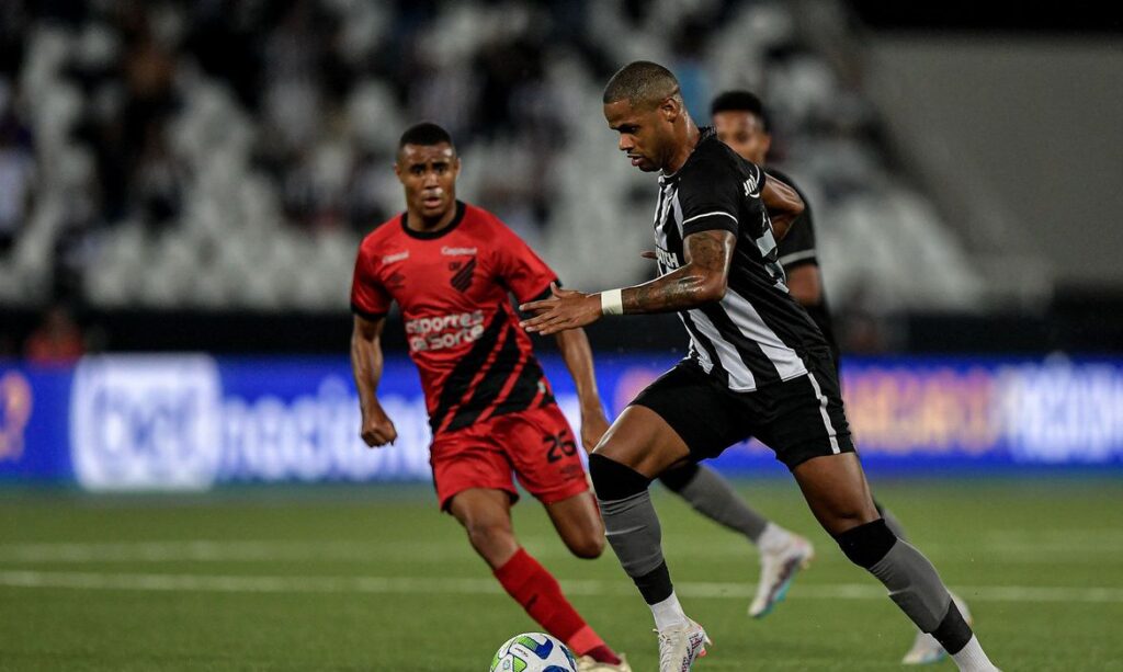 Com moral alto, Athletico-PR recebe Botafogo, líder do Brasileirão