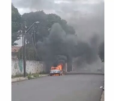 Carro é incendiado próximo de avenida movimentada em Fortaleza