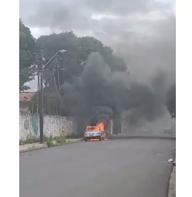 Carro é incendiado próximo de avenida movimentada em Fortaleza