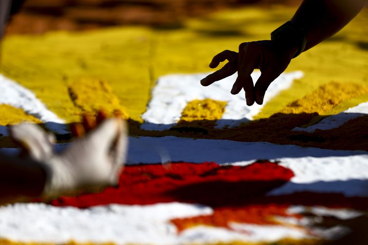 Corpus Christi mantém tradição dos tapetes decorativos em Fortaleza