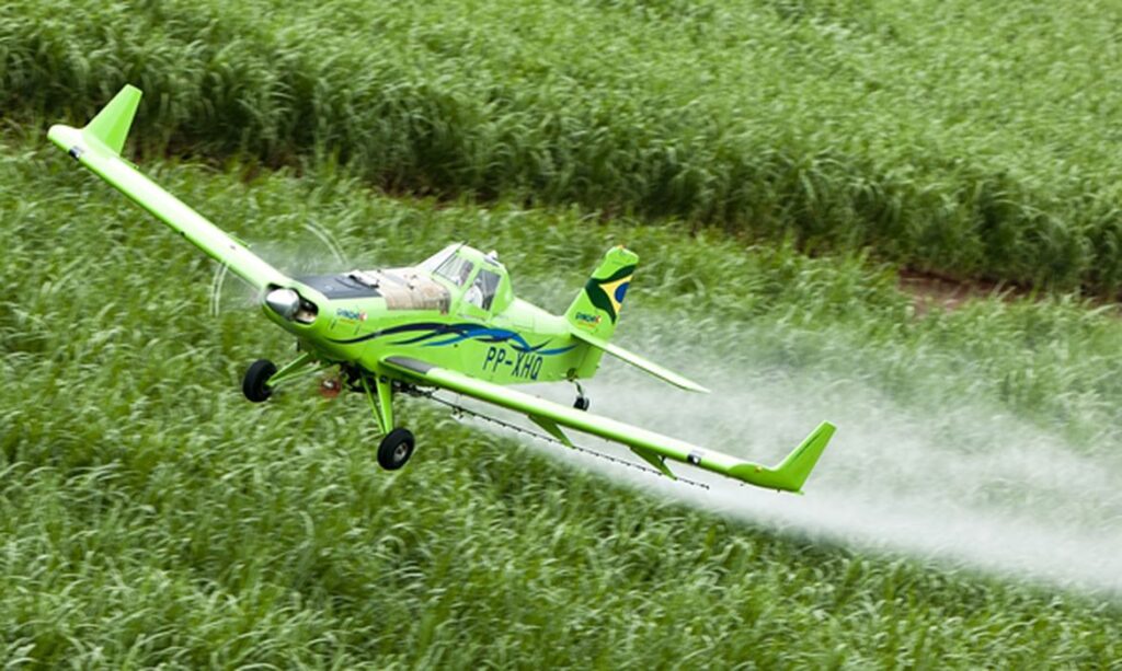 Depois do Ceará, dez estados podem proibir pulverização aérea de agrotóxicos; saiba quais