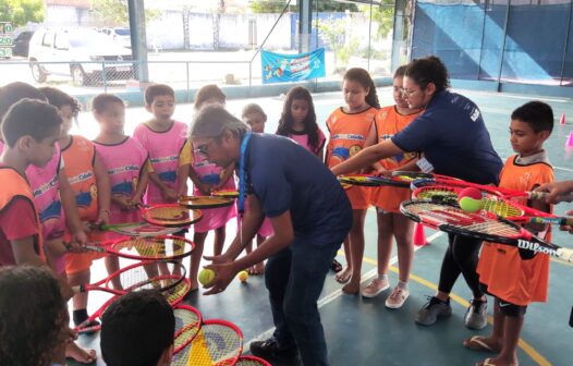 Crianças de projeto social de Fortaleza recebem materiais para a prática de tênis