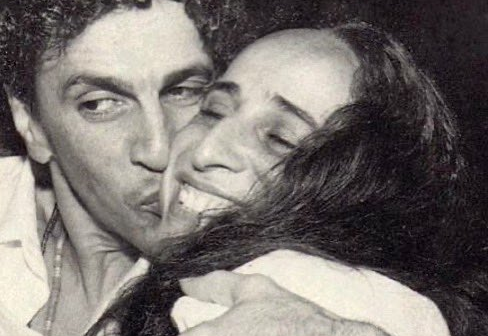 Maria Bethânia completa 77 anos e ganha homenagem do irmão, Caetano Veloso