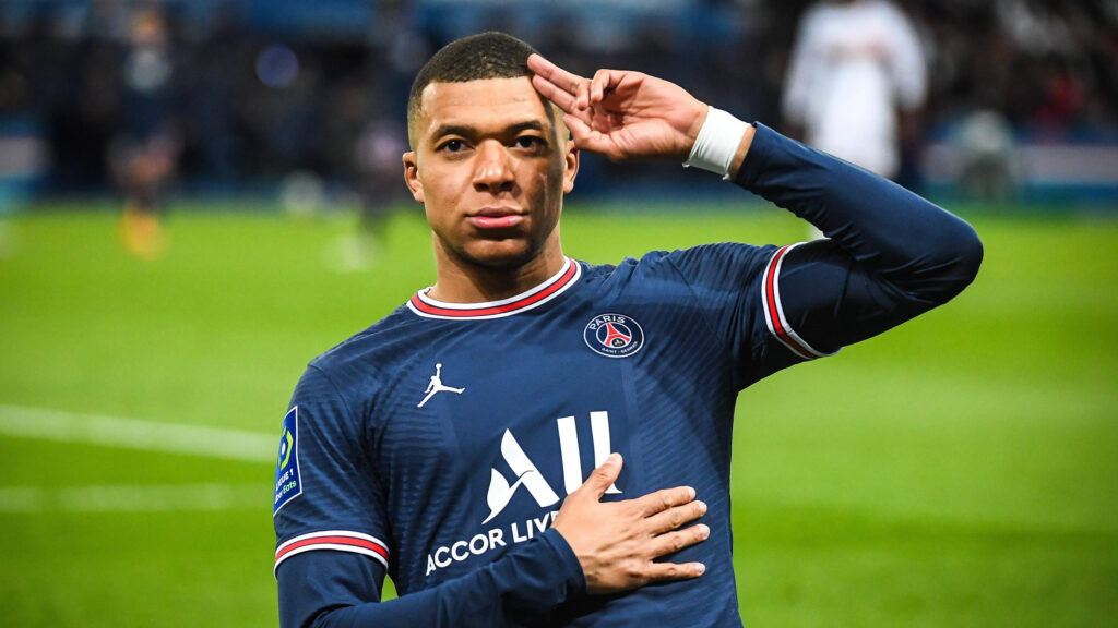 Mbappé está melhor após fratura no nariz, diz zagueiro da seleção francesa