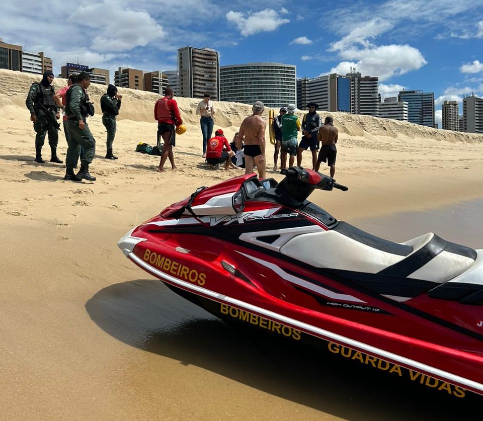 Nadador é resgatado à deriva no mar de Fortaleza