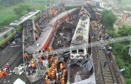 Número de mortos em acidente de trem na Índia pode chegar a 380, diz autoridade do país