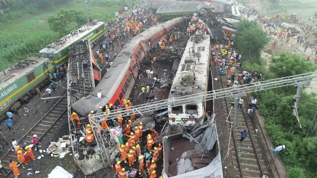 Número de mortos em acidente de trem na Índia pode chegar a 380, diz autoridade do país