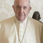 Papa Francisco segue em estado crítico, mas sem novas crises respiratórias, diz Vaticano