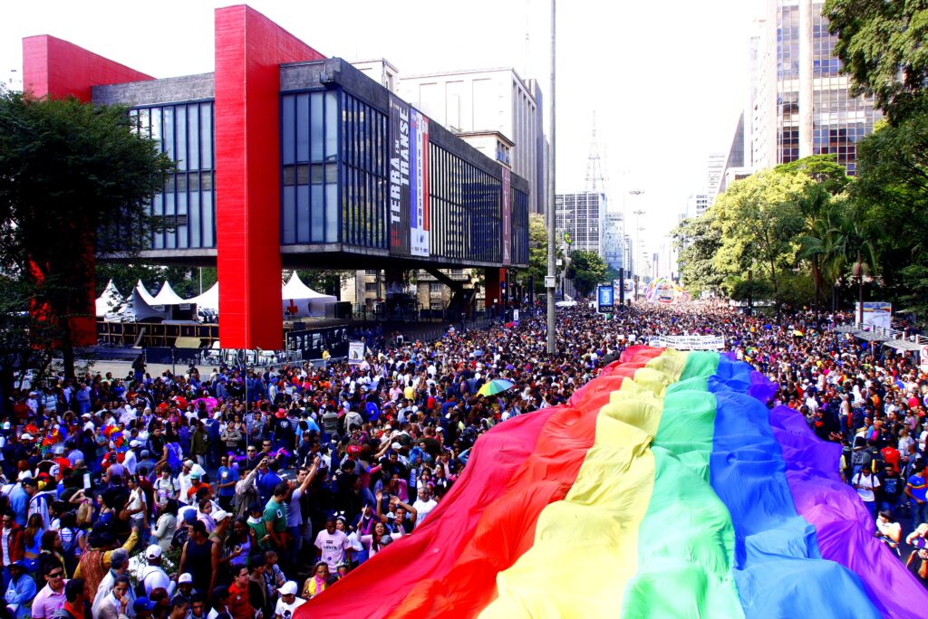 Parada LGBT+ acontece no domingo (11) em São Paulo