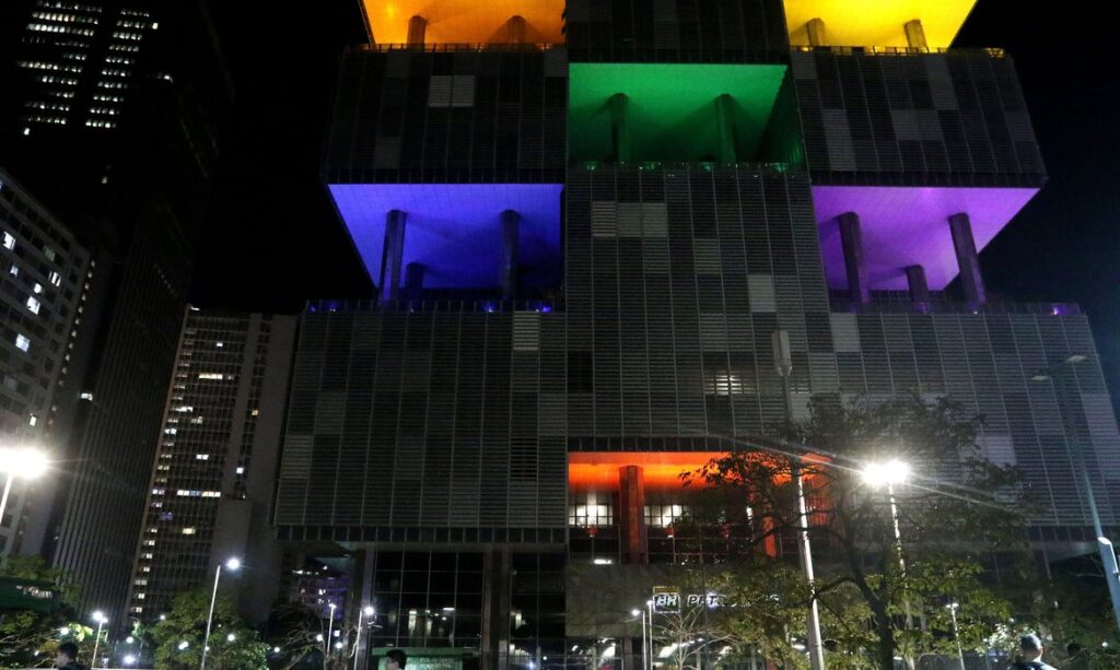 Petrobras ilumina prédios em homenagem ao Orgulho LGBTQIA+