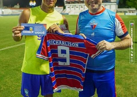 De férias, Richarlison visita o Fortaleza e ganha camisa 9 do presidente do clube