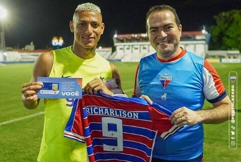 De férias, Richarlison visita o Fortaleza e ganha camisa 9 do presidente do clube