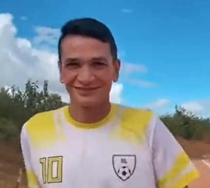 Ronaldo Angelim aparece jogando em campo de terra no Ceará