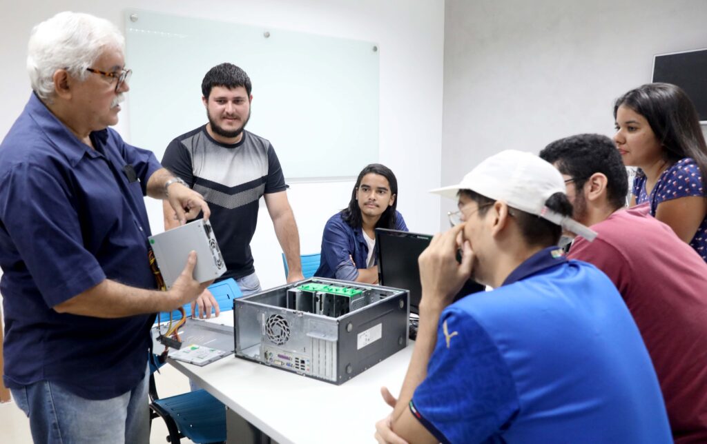 Saiba como se inscrever para curso gratuito de manutenção de computadores em Fortaleza