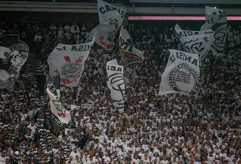 STJD pune cantos homofóbicos da torcida do Corinthians