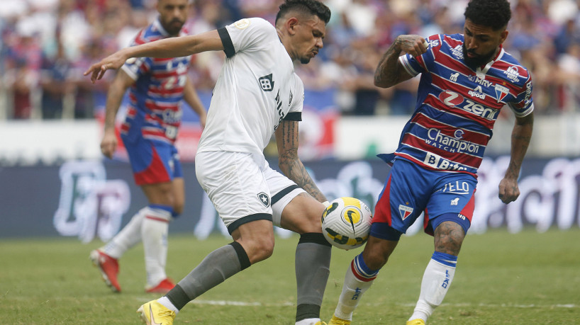 Tiquinho Soares pode desfalcar o Botafogo contra o Fortaleza pela Série A