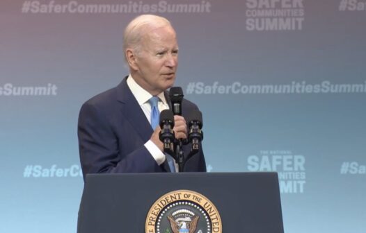 Biden comete gafe e encerra discurso falando “Deus salve a rainha” 