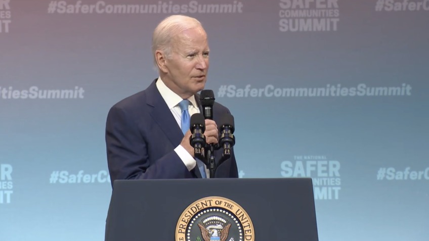 Biden comete gafe e encerra discurso falando “Deus salve a rainha” 