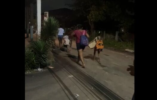 Vídeo mostra famílias abandonando casas em meio a briga entre facções em Fortaleza