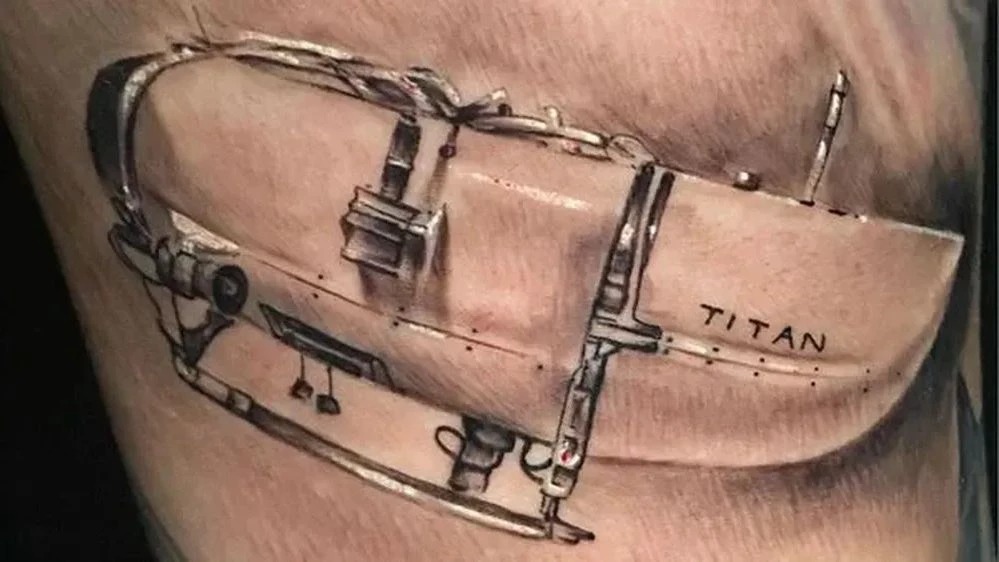 Homem tatua submarino que visitou o Titanic e implodiu