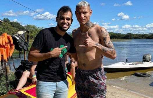 Richarlison, jogador da seleção Brasileira, visita praia no Ceará 