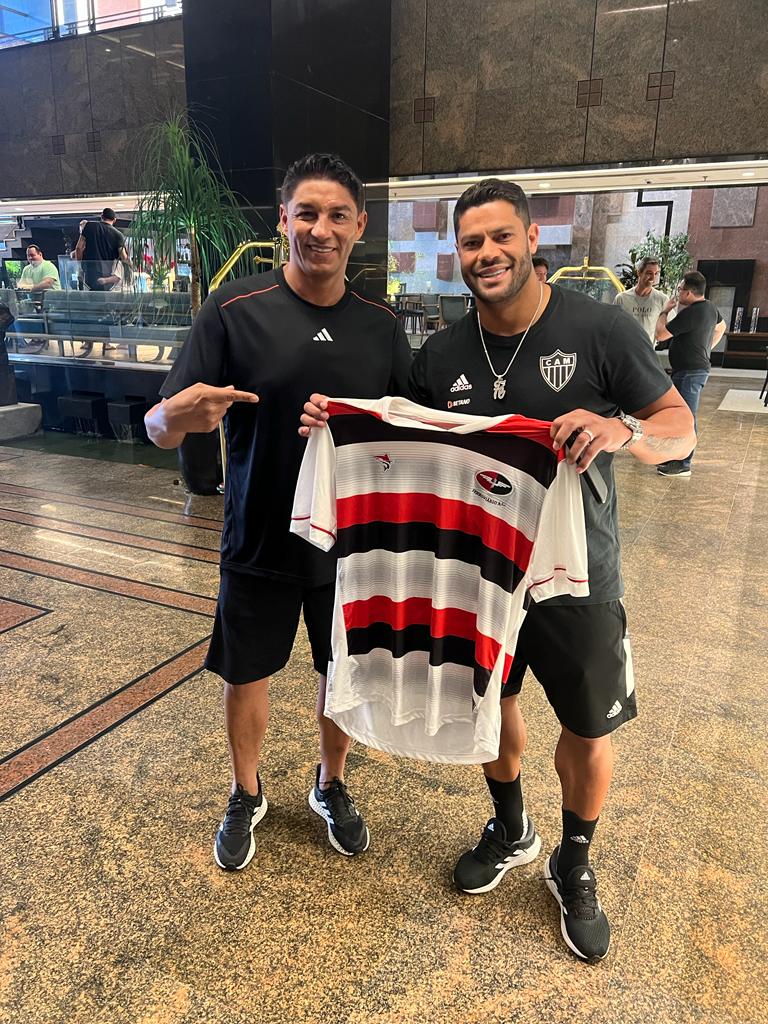 Felipão e Hulk, recebem camisa do Ferroviário em comemoração aos 90 anos do clube