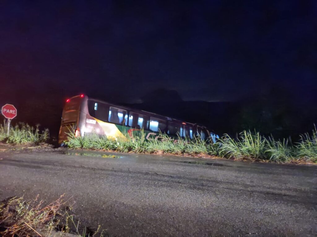 Ônibus com cantora Brisa Star e banda cai em barranco e deixa 15 feridos na BR-116