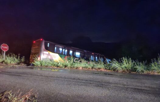 Ônibus com cantora Brisa Star e banda cai em barranco e deixa 15 feridos na BR-116
