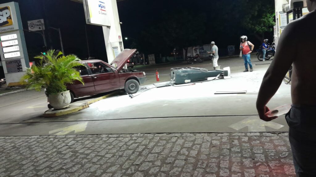 Carro colide em bomba de gasolina e causa princípio de incêndio