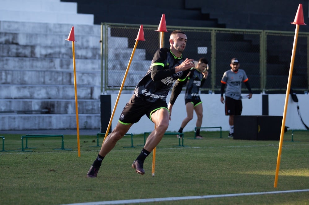 Zagueiro sobre pausa na Série B: "importante para aprimorar as ideias do Barroca"