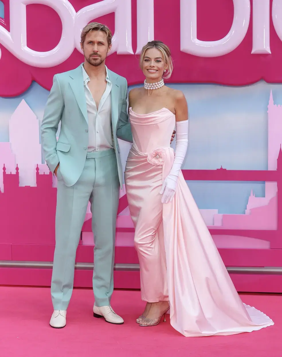 Cadê o rosa? Margot Robbie usa roupa preta na première do filme de