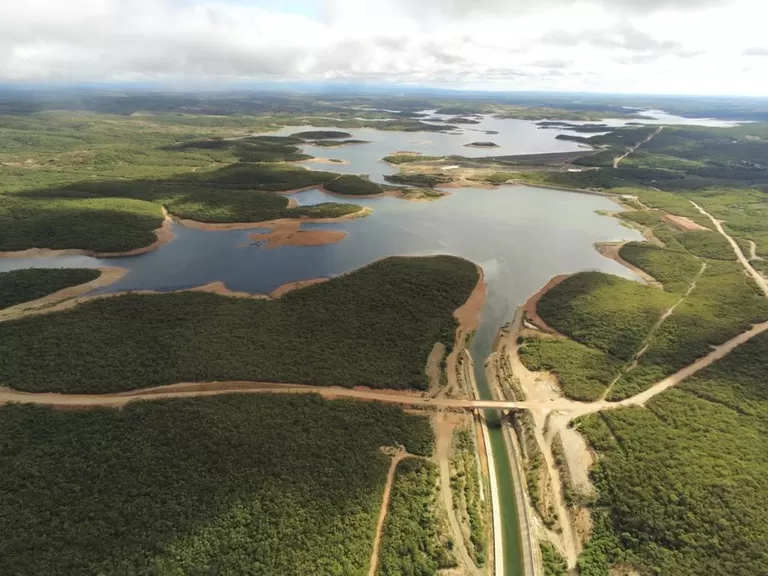 Águas do Eixo Norte da transposição do Rio São Francisco chegam ao Ceará