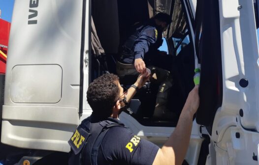 Caminhoneiro é autuado por posse de rebites e por dirigir sem descanso