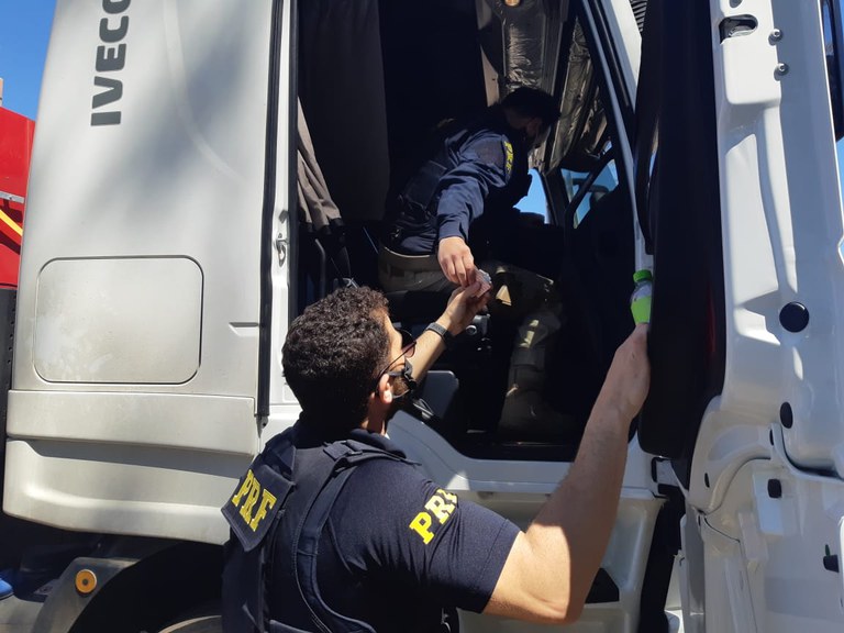 Caminhoneiro é autuado por posse de rebites e por dirigir sem descanso