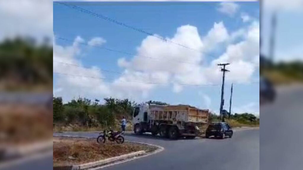 Motociclista e criança morrem após serem atingidos por caminhão