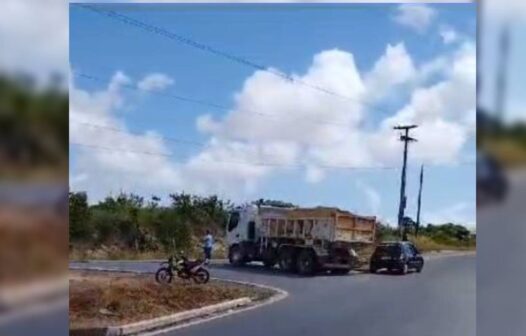 Motociclista e criança morrem após serem atingidos por caminhão