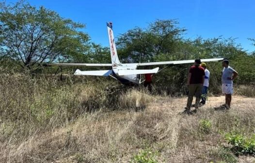 Avião de pequeno porte faz pouso forçado em rodovia de Alto Santo, no Ceará