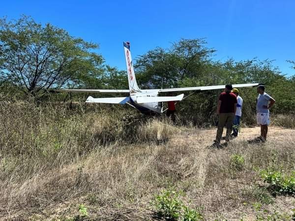 Avião de pequeno porte faz pouso forçado em rodovia de Alto Santo, Ceará