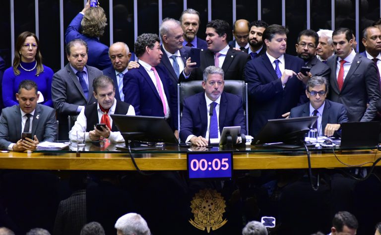 Câmara dos Deputados aprova reforma tributária em primeiro e segundo turno