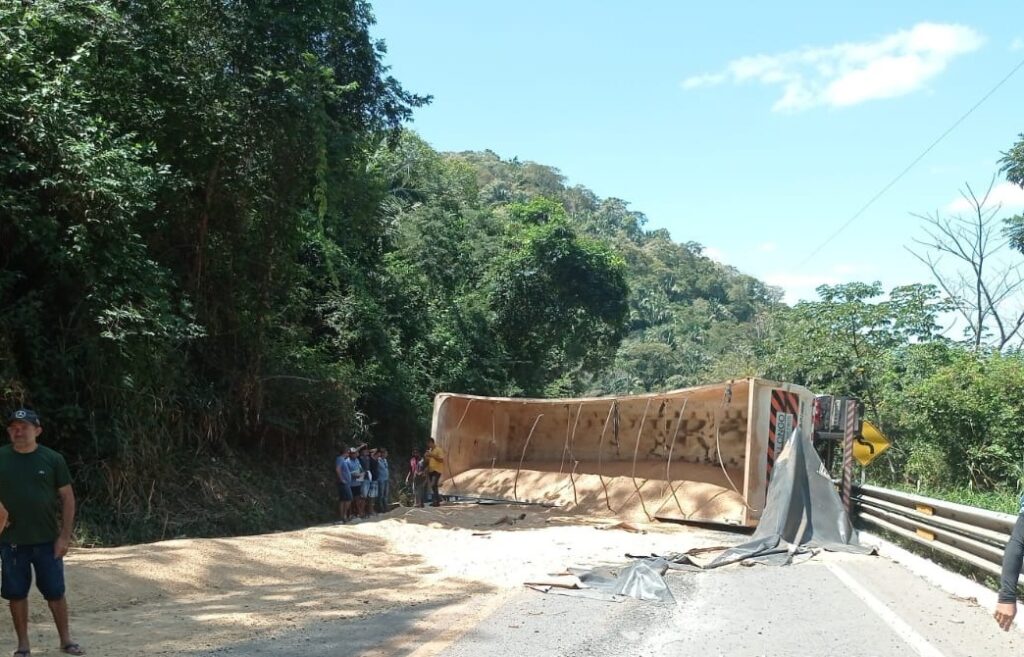 Carreta carregada de farelo de trigo tomba na BR 222 e causa interdição total de trecho em Tianguá 