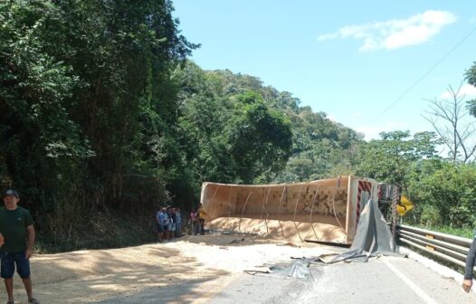 Carreta carregada de farelo de trigo tomba na BR 222 e causa interdição total de trecho em Tianguá 